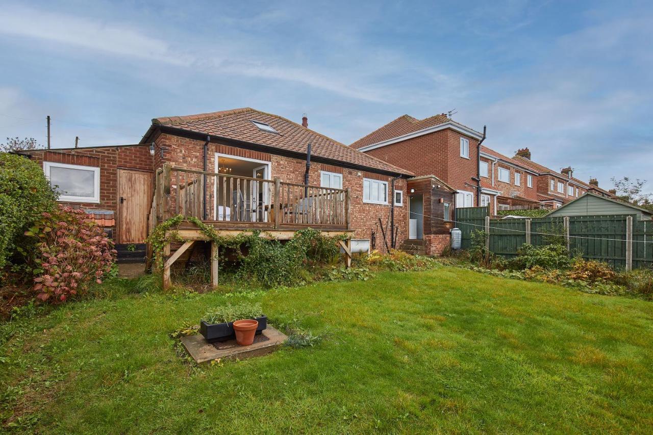 Host & Stay - Coach Cottage Brotton Esterno foto